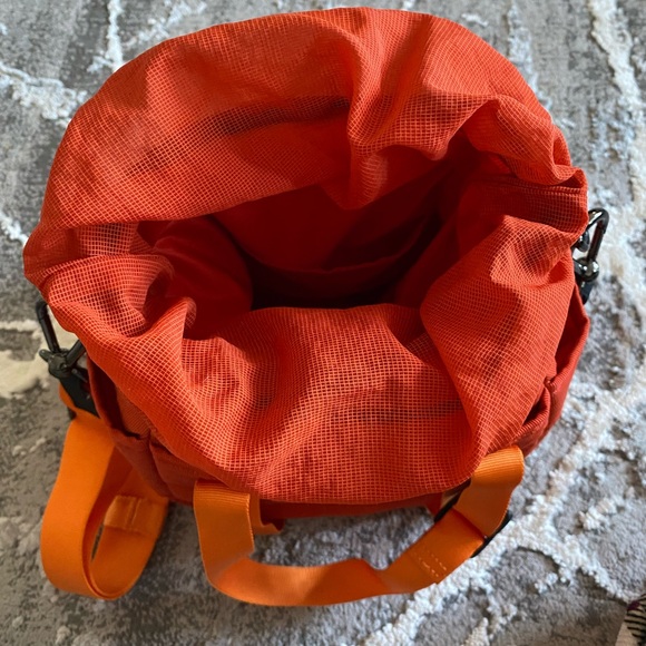 COPY - Lululemon Dash All Day Bucket Bag - Picture 5 of 9